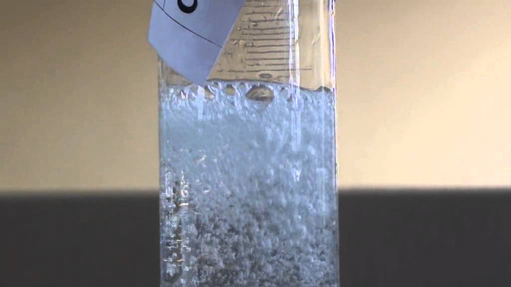 Сода плюс вода. Карбонат натрия и соляная кислота. Выделение углекислого газа в пробирке. Раствор воды в пробирке. Бурное выделение углекислого газа.